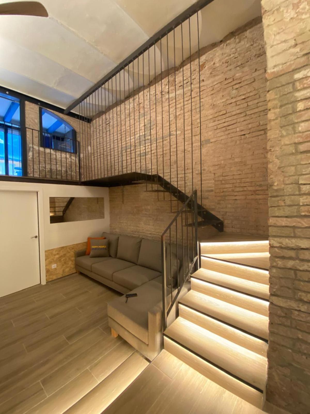 Happy People Sagrada Familia Gaudi Apartments Barcelona Bagian luar foto