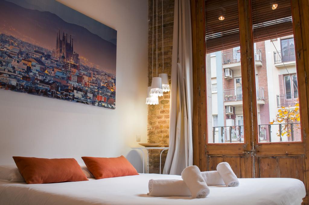 Happy People Sagrada Familia Gaudi Apartments Barcelona Bagian luar foto