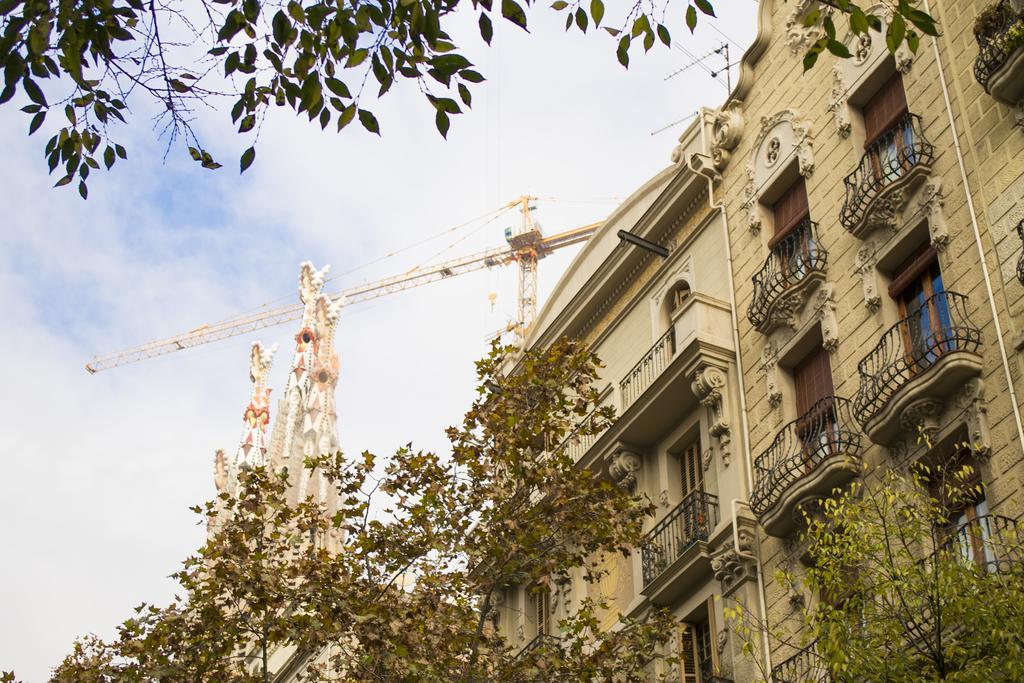 Happy People Sagrada Familia Gaudi Apartments Barcelona Bagian luar foto