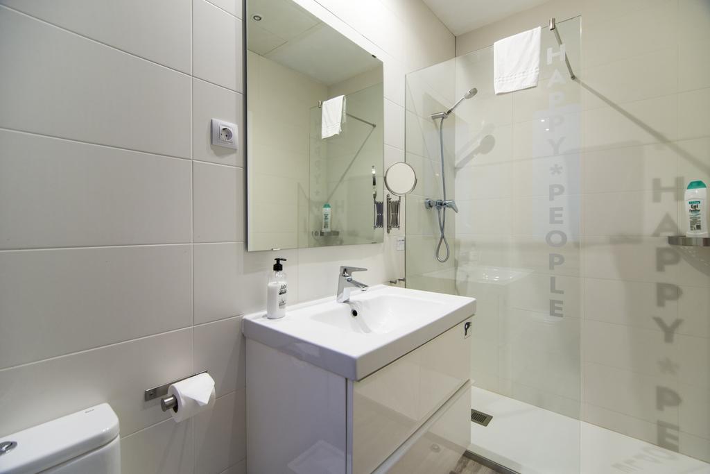 Happy People Sagrada Familia Gaudi Apartments Barcelona Bagian luar foto