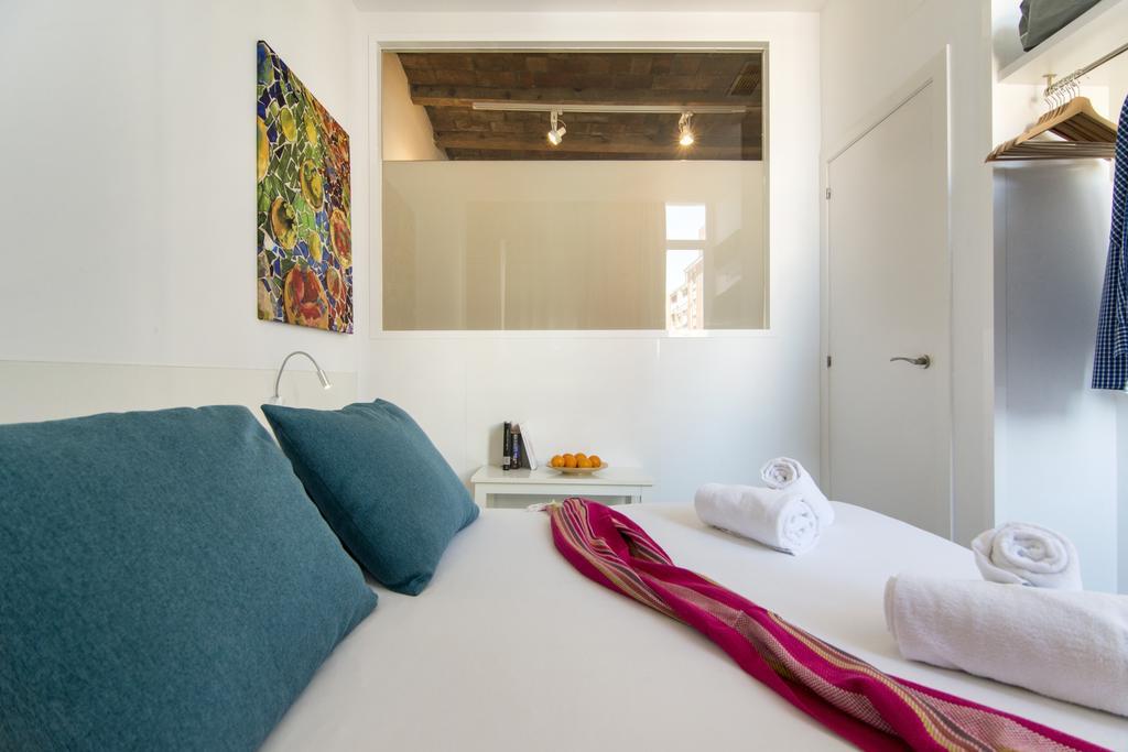 Happy People Sagrada Familia Gaudi Apartments Barcelona Bagian luar foto