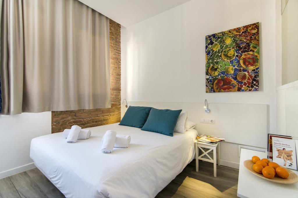 Happy People Sagrada Familia Gaudi Apartments Barcelona Bagian luar foto