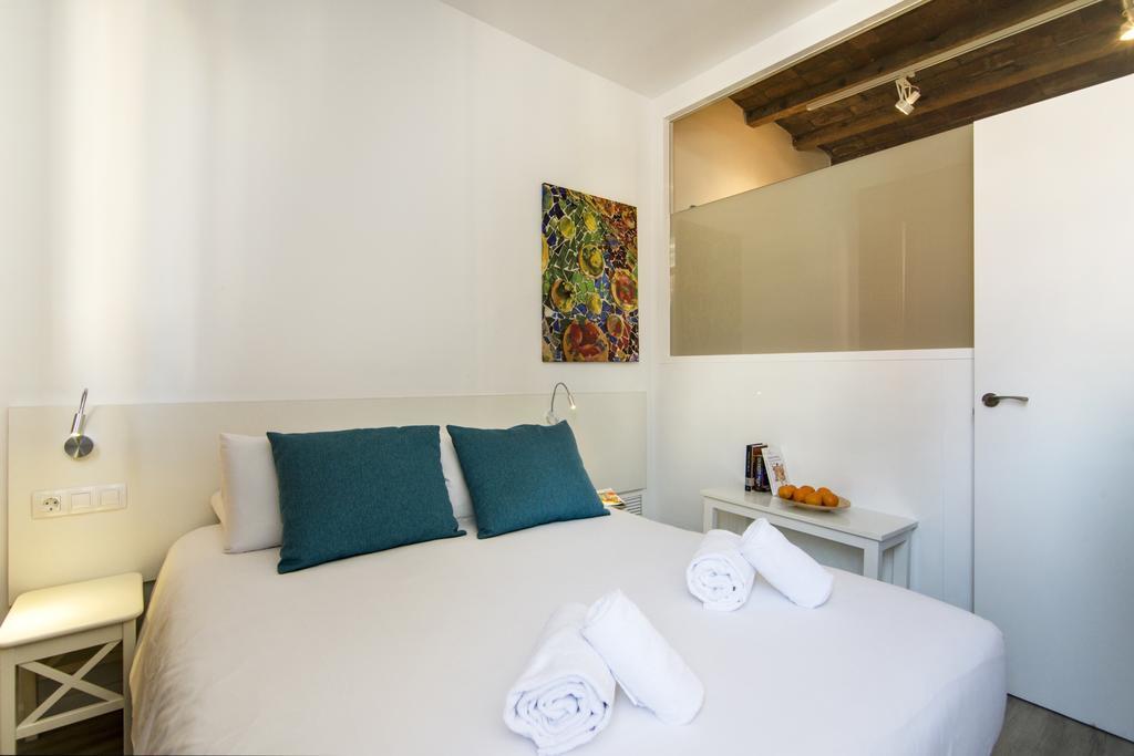 Happy People Sagrada Familia Gaudi Apartments Barcelona Bagian luar foto