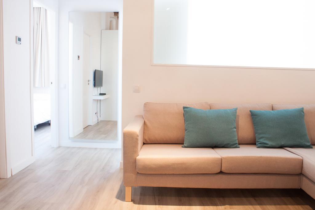 Happy People Sagrada Familia Gaudi Apartments Barcelona Bagian luar foto