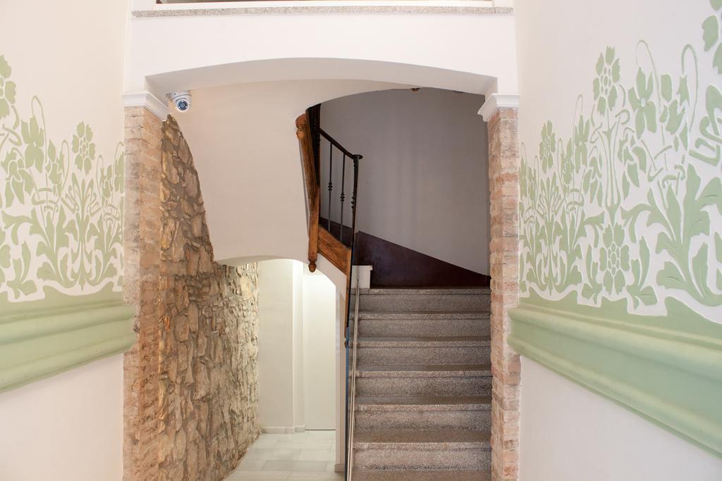 Happy People Sagrada Familia Gaudi Apartments Barcelona Bagian luar foto